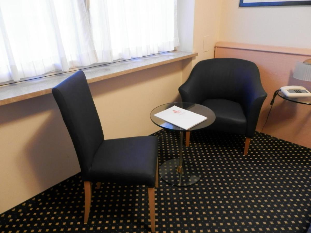 Augustus Hotel Biella Quarto foto